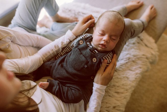 Natürliche Neugeborenenfotografie als Homestory und die großen Schwester sind dabei